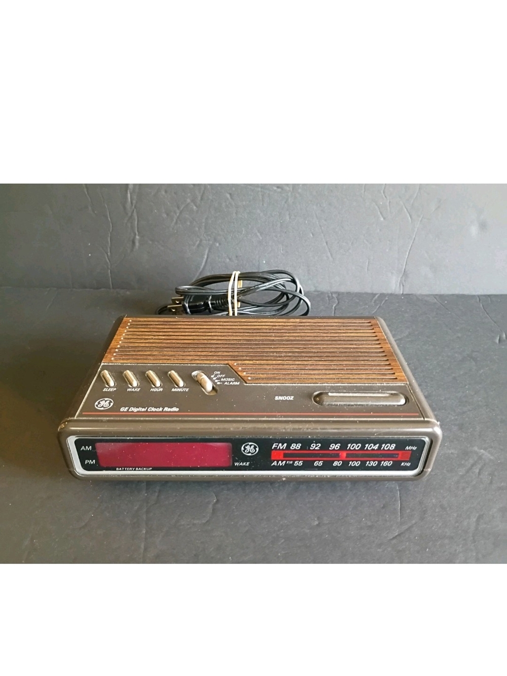 GE Radio AM/FM Digital clock Woodgrain Model 7-4612A Vintage 1980s Tested Works